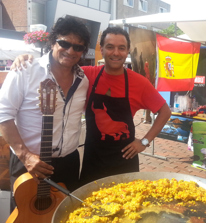 spanje thema feest gitarist en paella